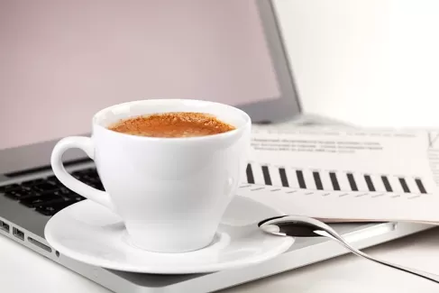 عکس با کیفیت فنجان قهوه و لپتاب