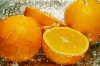 تصویر باکیفیت پرتقال همراه قطرات آب