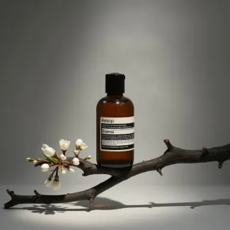 عکس استوک شیشه عطر با شکوفه سفید عکس حرفه ای عطر و ادکلن