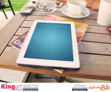 موکاپ تبلت روی میز به صورت لایه باز با فرمت psd جهت پیش نمایش صفحه iPad